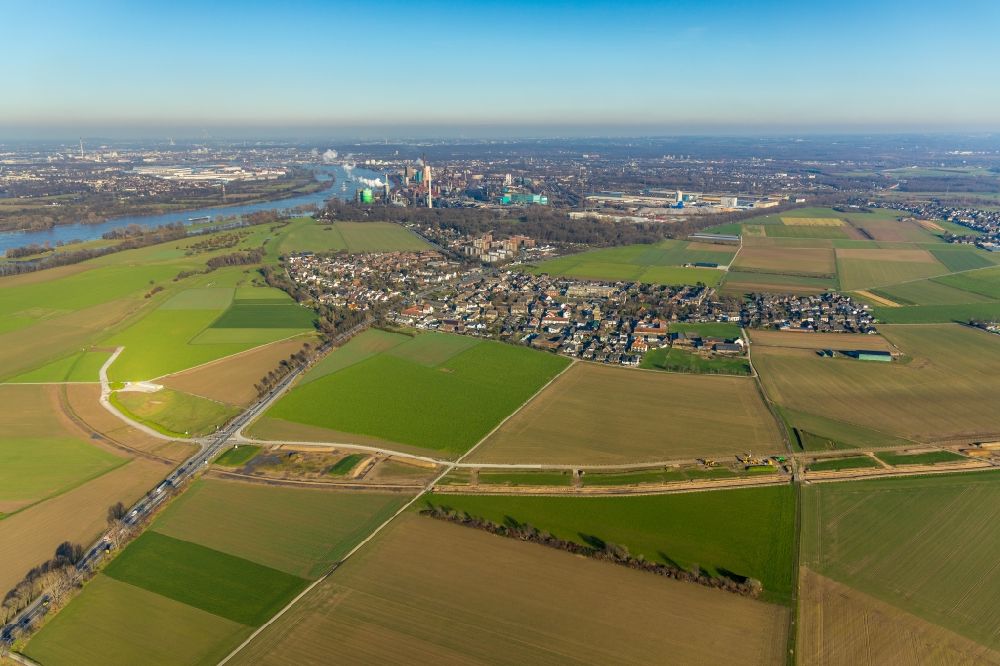 Aerial image Duisburg - Village view on the edge of agricultural fields and land overlooking the course of the Krefelder Strasse in the district Muendelheim in Duisburg in the state North Rhine-Westphalia, Germany