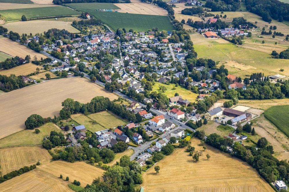 Fröndenberg/Ruhr from the bird's eye view: Village view on the edge of agricultural fields and land in the district Strickherdicke in Froendenberg/Ruhr in the state North Rhine-Westphalia, Germany