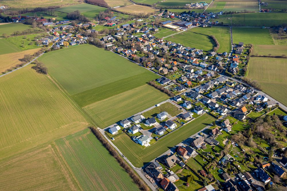 Ostbüren from the bird's eye view: Village view on the edge of agricultural fields and land in Ostbueren in the state North Rhine-Westphalia, Germany