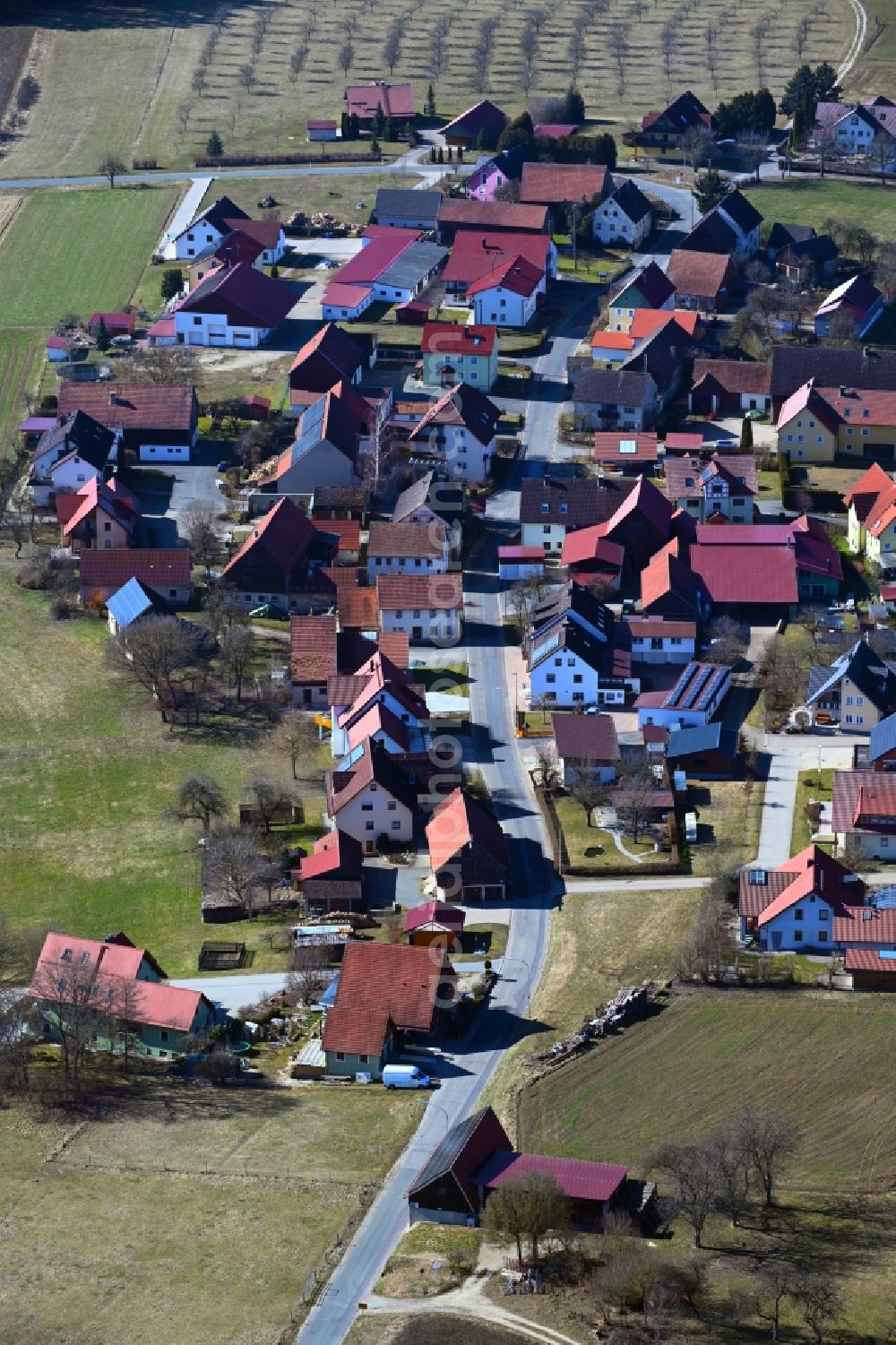 Aerial photograph Pfaffenberg - Village view on the edge of agricultural fields and land in Pfaffenberg in the state Bavaria, Germany