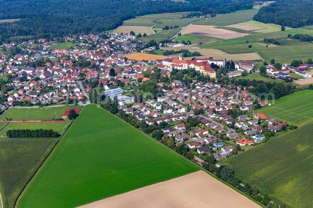 Reute from the bird's eye view: Village view on the edge of agricultural fields and land in Reute in the state Baden-Wuerttemberg, Germany