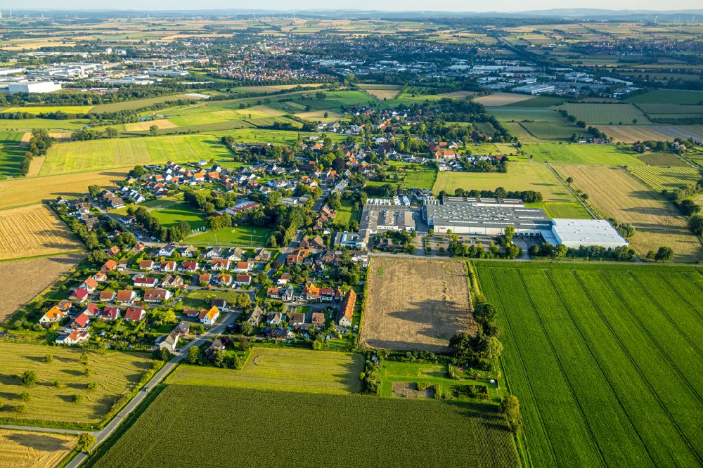 Sönnern from the bird's eye view: Village view on the edge of agricultural fields and land in Sönnern in the state North Rhine-Westphalia, Germany