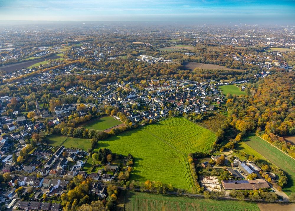 Aerial image Bochum - Village view on the edge of agricultural fields and land on Sodinger Strasse in the district Hiltrop in Bochum at Ruhrgebiet in the state North Rhine-Westphalia, Germany