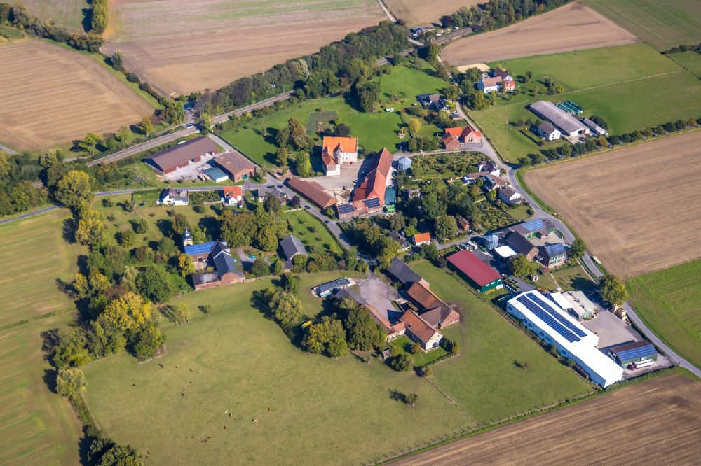 Aerial image Unna - Village view on the edge of agricultural fields and land on street Westhemmerder Dorfstrasse in the district Hemmerde in Unna at Ruhrgebiet in the state North Rhine-Westphalia, Germany