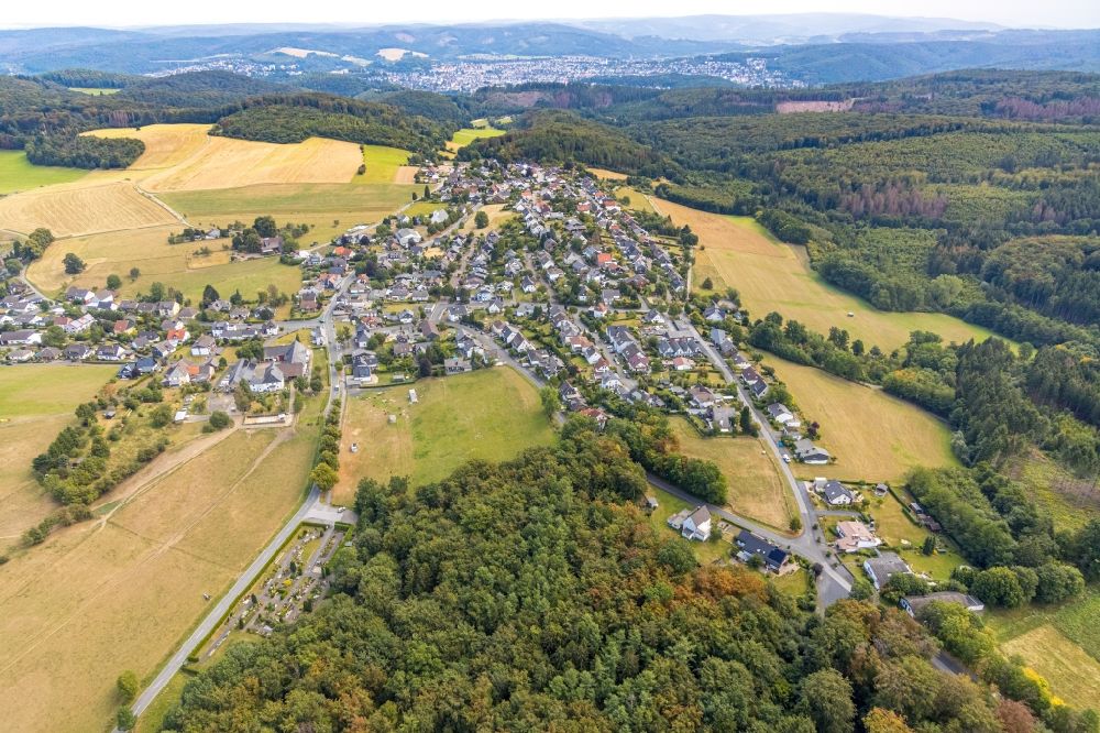 Aerial photograph Wennigloh - Village view on the edge of agricultural fields and land in Wennigloh in the state North Rhine-Westphalia, Germany