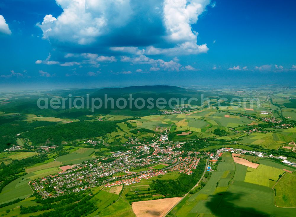 Winnweiler from the bird's eye view: Village view on the edge of agricultural fields and land in Winnweiler in the state Rhineland-Palatinate, Germany