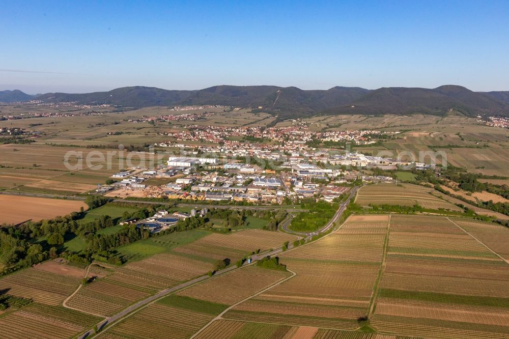 Aerial photograph Edenkoben - Location view of the streets and houses of residential areas in the rhine valley landscape surrounded by mountains in Edenkoben in the state Rhineland-Palatinate, Germany