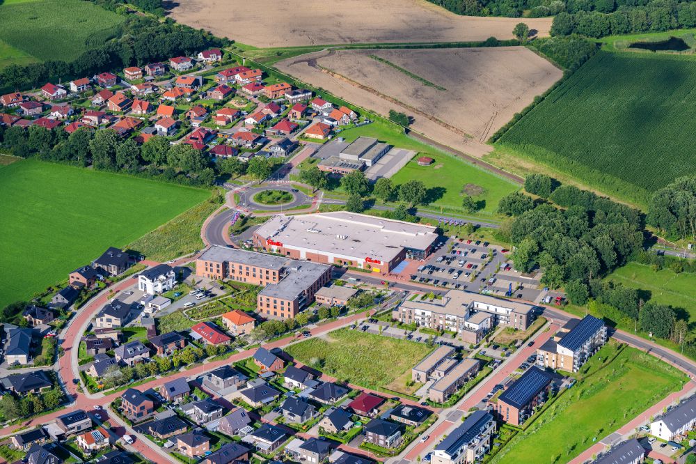 Aerial photograph Stade - City view of Riensfoerde Heidesiedlung with the Famila food market in the state of Lower Saxony, Germany
