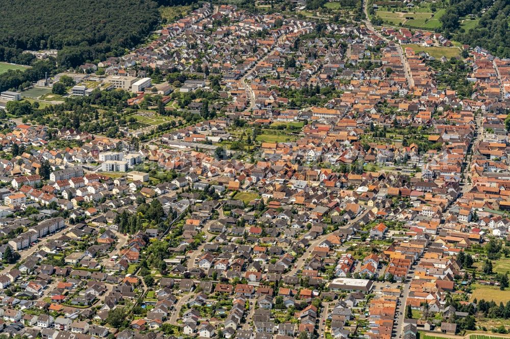 Rülzheim from the bird's eye view: Town View of the streets and houses of the residential areas in Ruelzheim in the state Rhineland-Palatinate, Germany