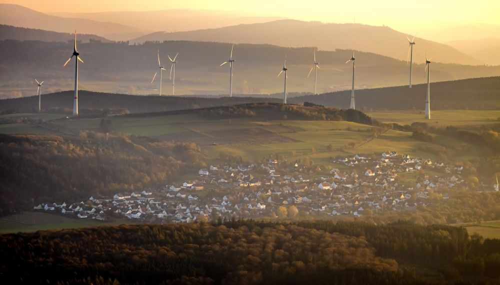 Brilon from the bird's eye view: City view von Scharfenberg with silhouette of a group of wind power plants in the district Scharfenberg in Brilon in the state North Rhine-Westphalia, Germany