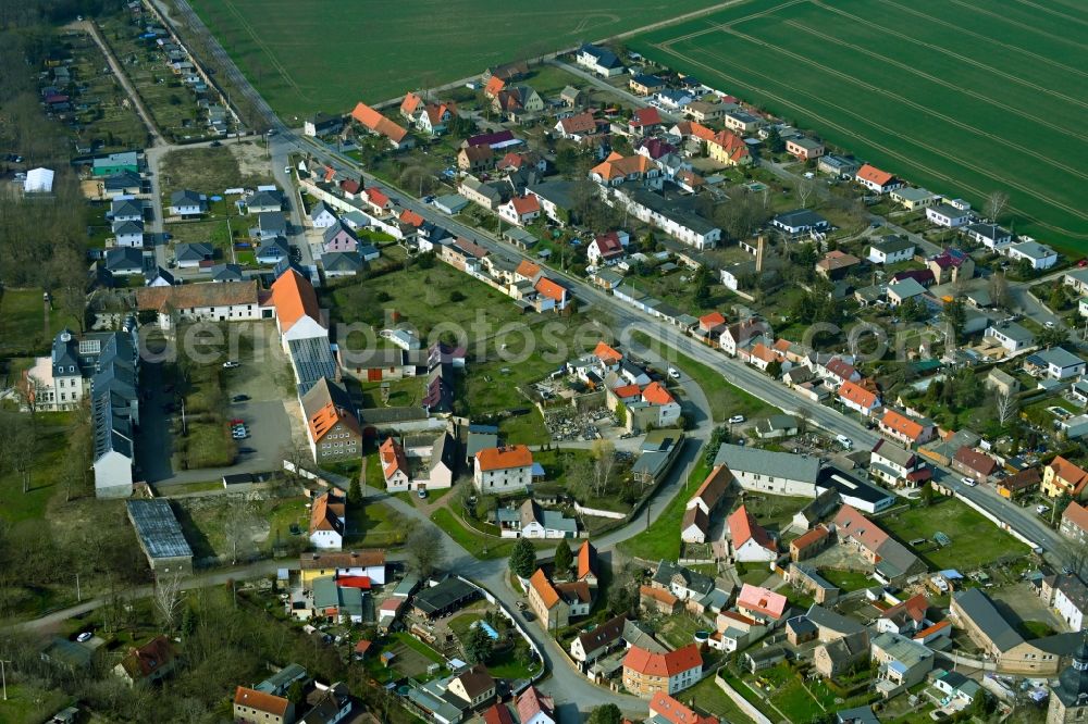 Teutschenthal from the bird's eye view: Town View of the streets and houses of the residential areas and castle in Teutschenthal in the state Saxony-Anhalt, Germany