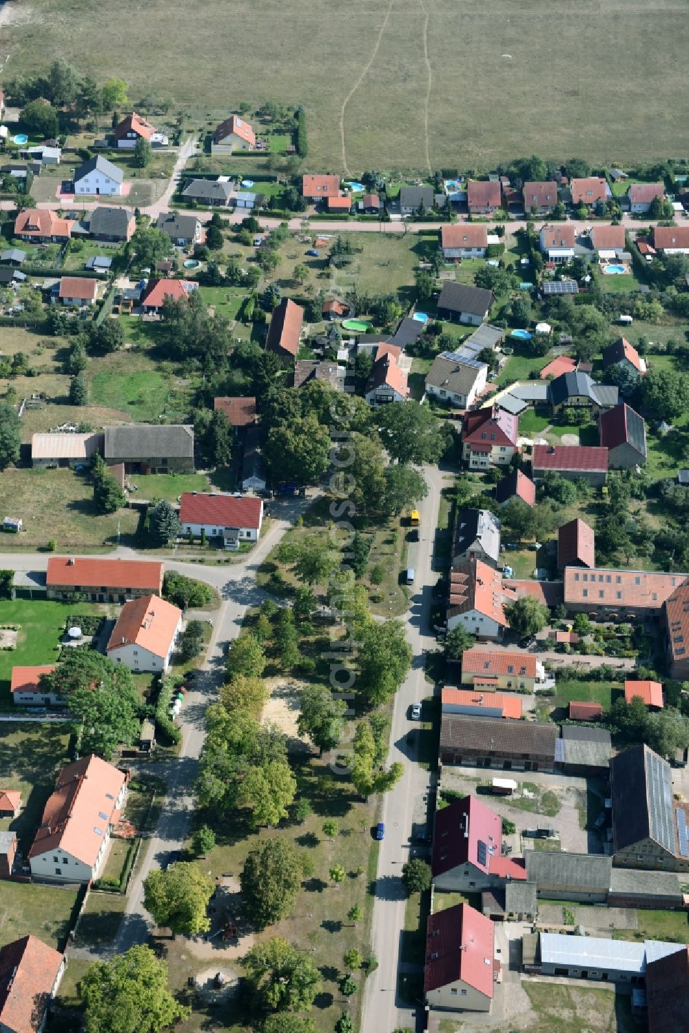Aerial photograph Schönwalde-Glien - Town View of the streets and houses of the residential areas along the street Am Anger in Schoenwalde-Glien in the state Brandenburg