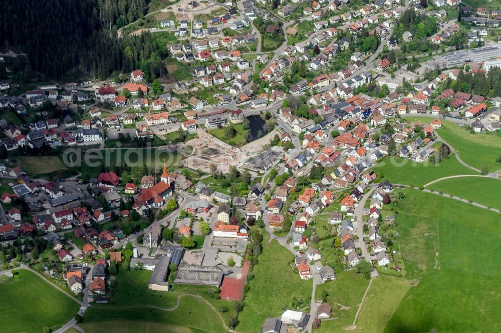 Schonach im Schwarzwald from above - Town View of the streets and houses of the residential areas in Schonach im Schwarzwald in the state Baden-Wuerttemberg, Germany