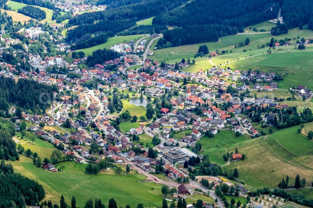 Schonach im Schwarzwald from the bird's eye view: Town View of the streets and houses of the residential areas in Schonach im Schwarzwald in the state Baden-Wurttemberg, Germany