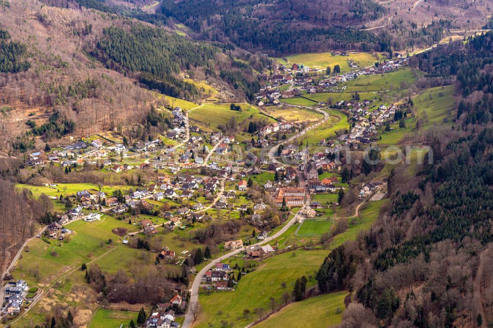 Ettenheimmünster from the bird's eye view: Location view of the streets and houses of residential areas in the valley landscape surrounded by mountains in Ettenheimmuenster in the state Baden-Wuerttemberg, Germany