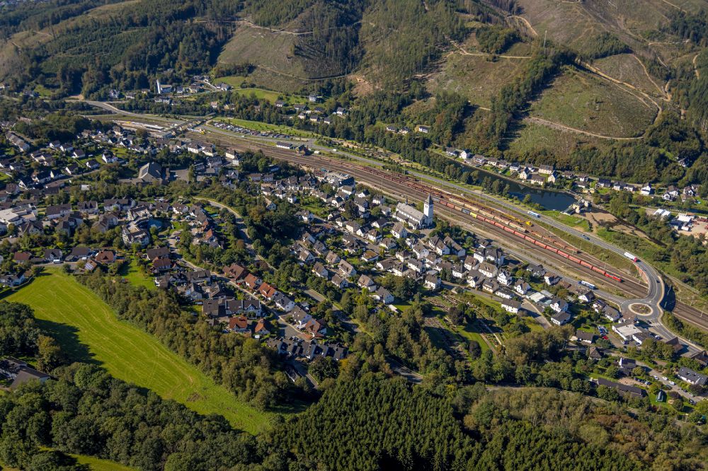 Finnentrop from the bird's eye view: Location view of the streets and houses of residential areas in the valley landscape surrounded by mountains in Finnentrop in the state North Rhine-Westphalia, Germany