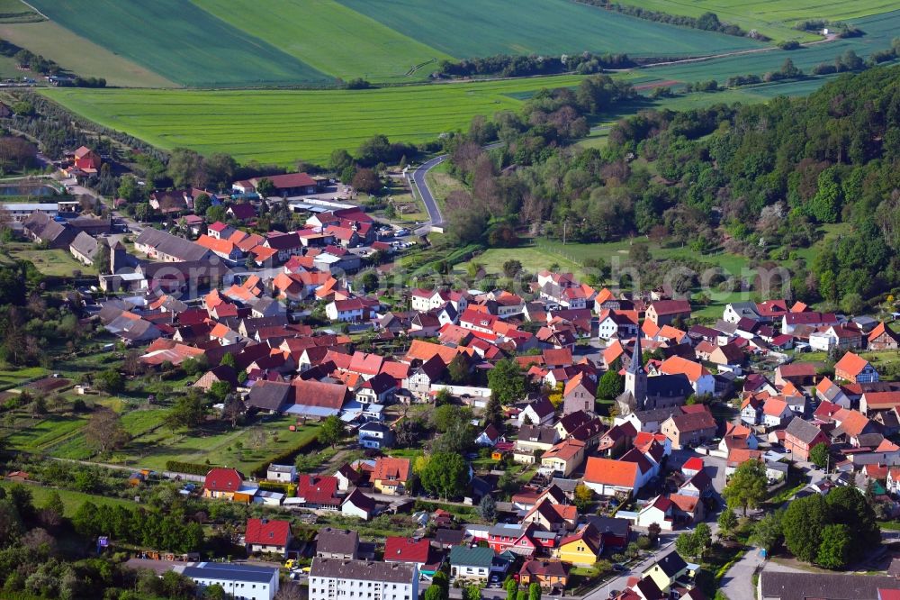 Großleinungen from the bird's eye view: Location view of the streets and houses of residential areas in the valley landscape surrounded by mountains in Grossleinungen in the state Saxony-Anhalt, Germany