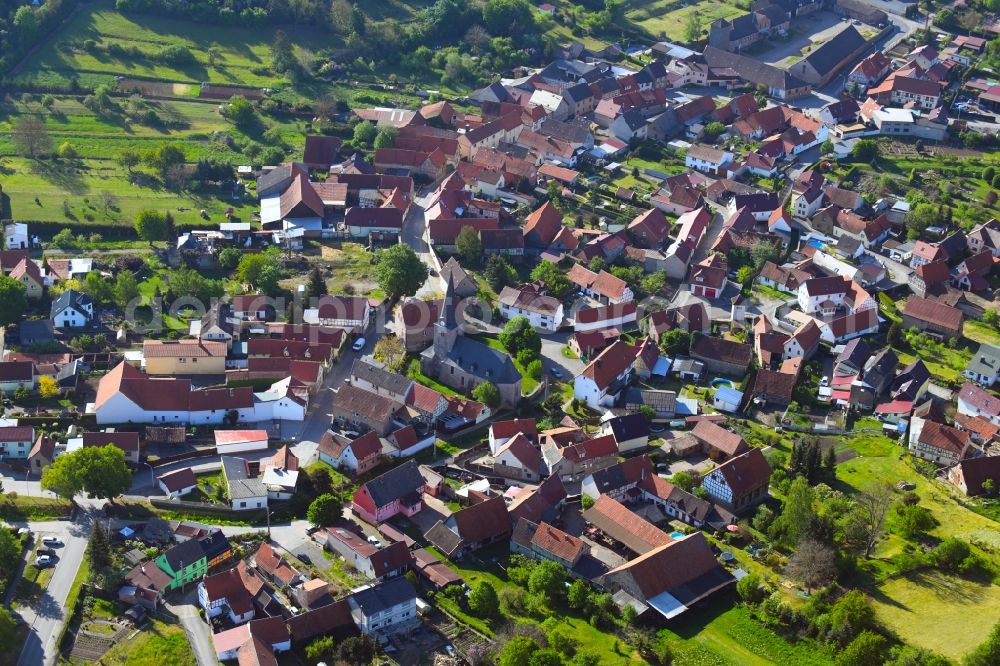 Großleinungen from above - Location view of the streets and houses of residential areas in the valley landscape surrounded by mountains in Grossleinungen in the state Saxony-Anhalt, Germany