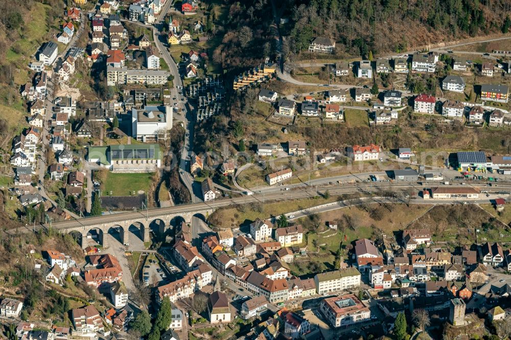 Hornberg from the bird's eye view: Location view of the streets and houses of residential areas in the valley landscape surrounded by mountains in Hornberg in the state Baden-Wuerttemberg, Germany