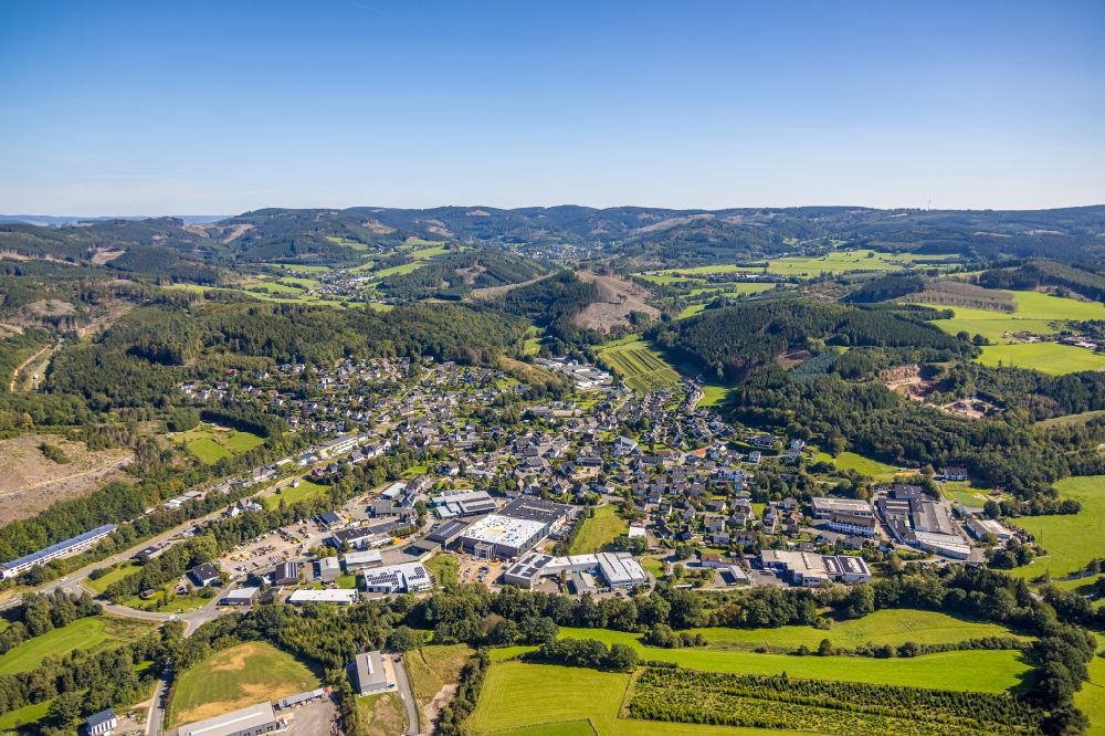 Aerial photograph Kirchhundem - Location view of the streets and houses of residential areas in the valley landscape surrounded by mountains in Kirchhundem at Sauerland in the state North Rhine-Westphalia, Germany