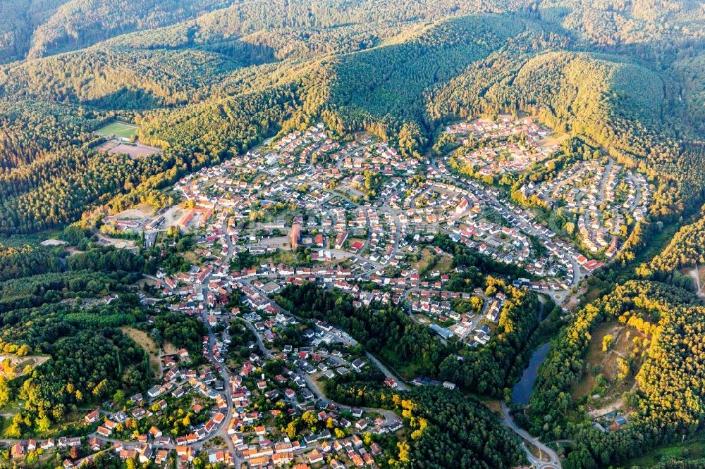 Lemberg from the bird's eye view: Location view of the streets and houses of residential areas in the valley landscape surrounded by mountains in Lemberg in the state Rhineland-Palatinate, Germany
