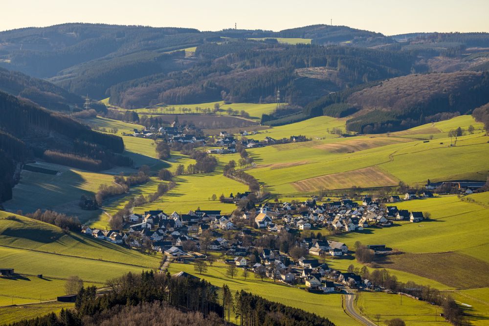 Niedersalwey from above - Location view of the streets and houses of residential areas in the valley landscape surrounded by mountains in Niedersalwey at Sauerland in the state North Rhine-Westphalia, Germany