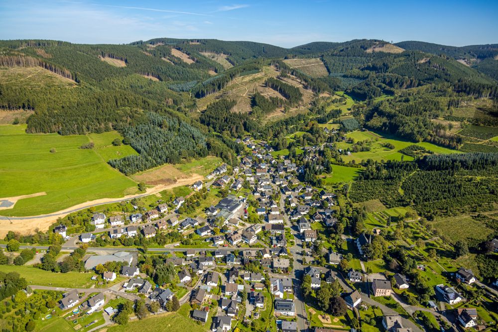 Oberhundem from the bird's eye view: Location view of the streets and houses of residential areas in the valley landscape surrounded by mountains in Oberhundem at Sauerland in the state North Rhine-Westphalia, Germany
