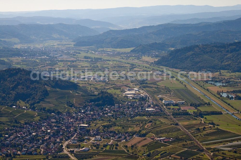 Ortenberg from the bird's eye view: Location view of the streets and houses of residential areas in the valley landscape surrounded by mountains in Ortenberg in the state Baden-Wuerttemberg, Germany