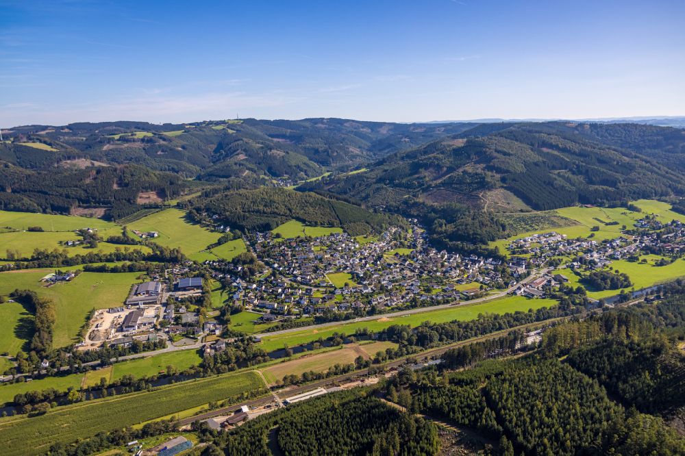 Aerial photograph Rönkhausen - Location view of the streets and houses of residential areas in the valley landscape surrounded by mountains in Roenkhausen in the state North Rhine-Westphalia, Germany