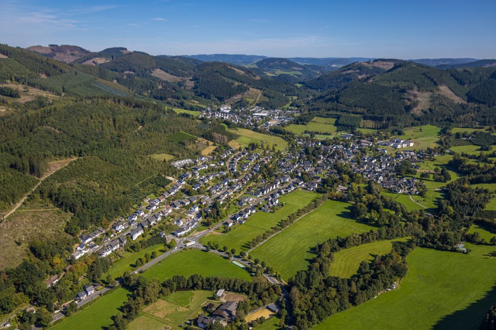 Saalhausen from the bird's eye view: Location view of the streets and houses of residential areas in the valley landscape surrounded by mountains on street Auf der Stenn in Saalhausen in the state North Rhine-Westphalia, Germany