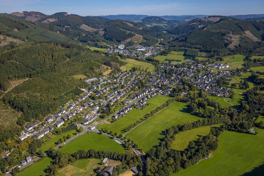 Aerial image Saalhausen - Location view of the streets and houses of residential areas in the valley landscape surrounded by mountains on street Auf der Stenn in Saalhausen in the state North Rhine-Westphalia, Germany