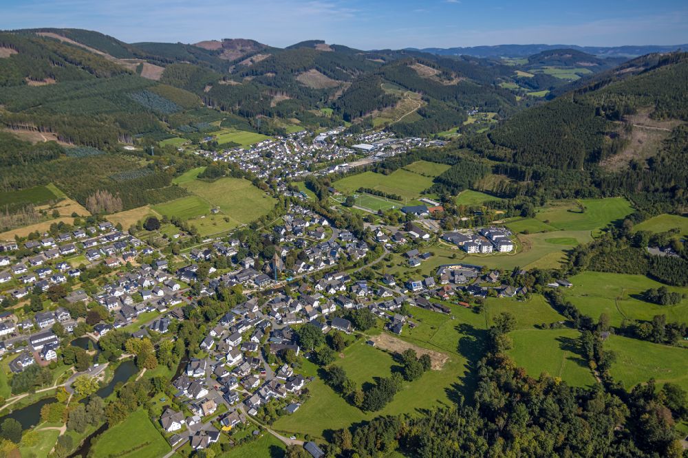 Aerial photograph Saalhausen - Location view of the streets and houses of residential areas in the valley landscape surrounded by mountains on street Auf der Stenn in Saalhausen in the state North Rhine-Westphalia, Germany