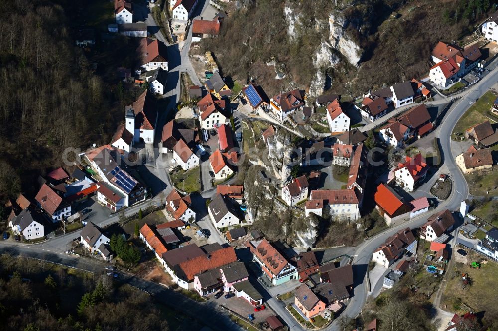 Aerial photograph Tüchersfeld - Location view of the streets and houses of residential areas in the valley landscape surrounded by mountains in Tuechersfeld in the state Bavaria, Germany