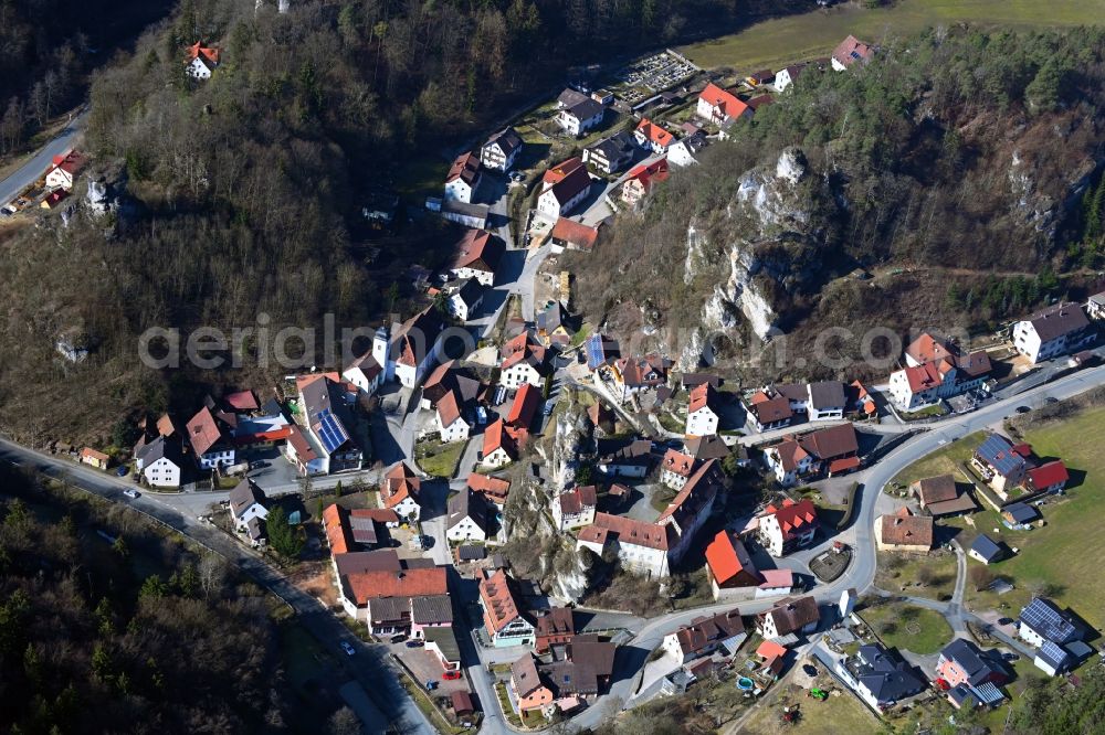 Tüchersfeld from above - Location view of the streets and houses of residential areas in the valley landscape surrounded by mountains in Tuechersfeld in the state Bavaria, Germany