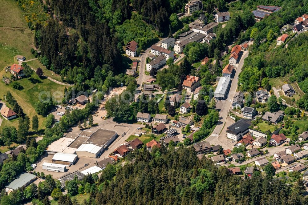 Schonach im Schwarzwald from the bird's eye view: Location view of the streets and houses of residential areas in the valley landscape surrounded by mountains in Schonach im Schwarzwald in the state Baden-Wuerttemberg, Germany