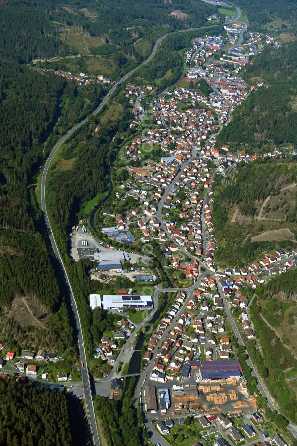 Wallenfels from above - Location view of the streets and houses of residential areas in the valley landscape surrounded by mountains in Wallenfels in the state Bavaria, Germany