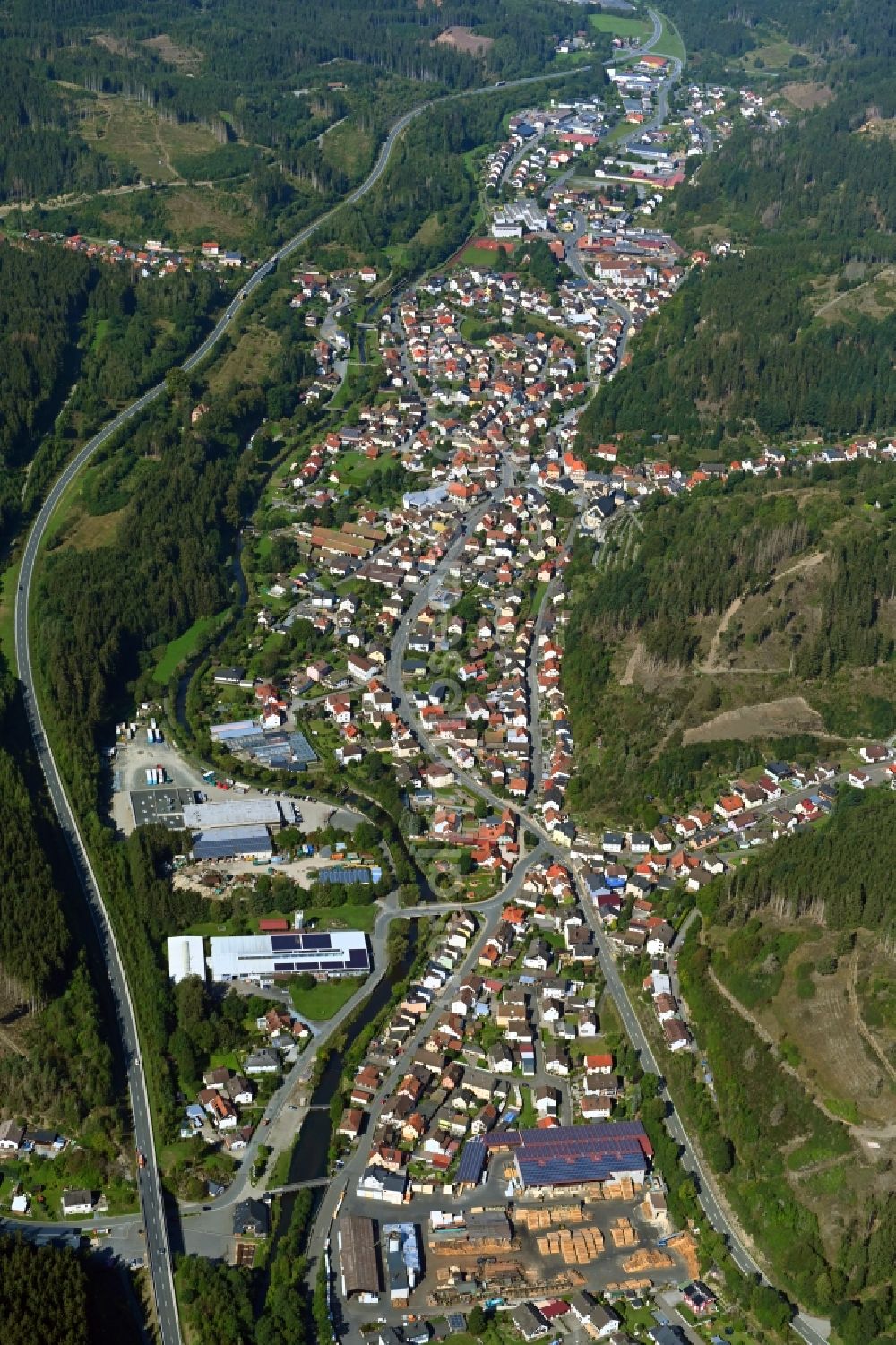 Wallenfels from the bird's eye view: Location view of the streets and houses of residential areas in the valley landscape surrounded by mountains in Wallenfels in the state Bavaria, Germany