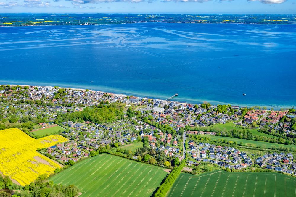 Aerial photograph Timmendorfer Strand - Town View of the streets and houses of the residential areas in Timmendorfer Strand at the coast of the Baltic Sea in the state Schleswig-Holstein