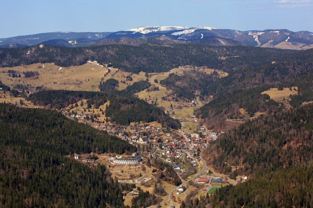Aerial photograph Todtmoos - View of the streets and houses of the health resort Todtmoos in the state Baden-Wuerttemberg, Germany. Looking over the town situated in the valley of the river Wehra to the snow covered Feldberg in the Black Forest