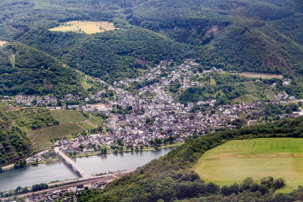 Treis-Karden from the bird's eye view: Town View of the streets and houses of the residential areas in Treis-Karden in the state Rhineland-Palatinate, Germany