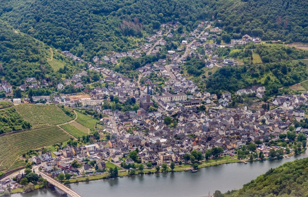 Aerial image Treis-Karden - Town View of the streets and houses of the residential areas in Treis-Karden in the state Rhineland-Palatinate, Germany