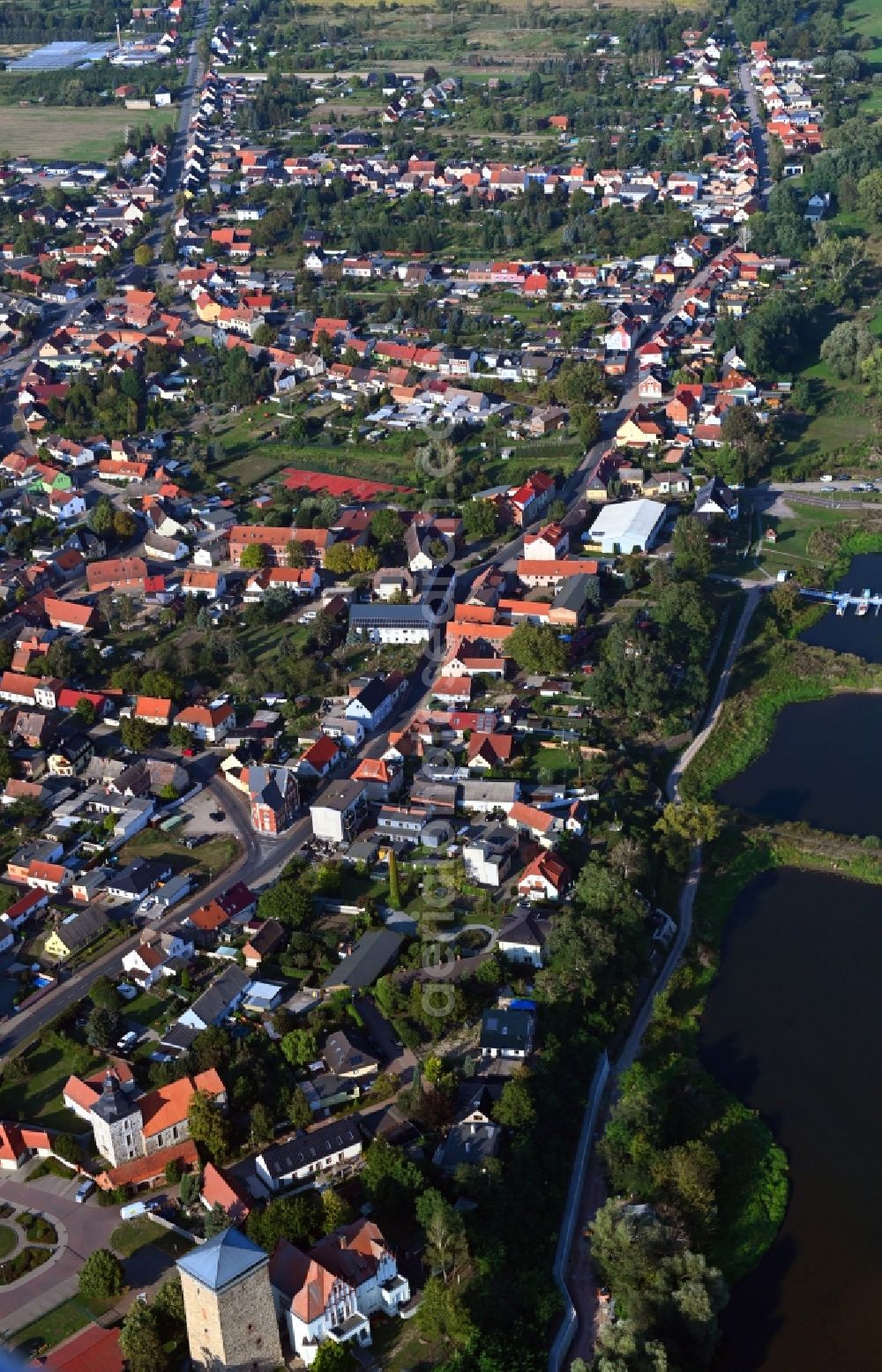 Rogätz from the bird's eye view: Town view on the banks of the Elbe - river course in Rogaetz in the state Saxony-Anhalt, Germany