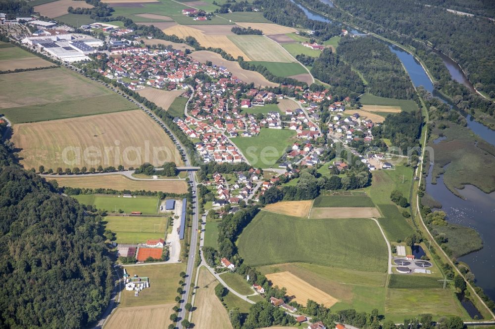 Aerial photograph Weixerau - Local view with streets and houses on the bank area of a??a??the Mittlere-Isar Canal in Weixerau in the state Bavaria, Germany