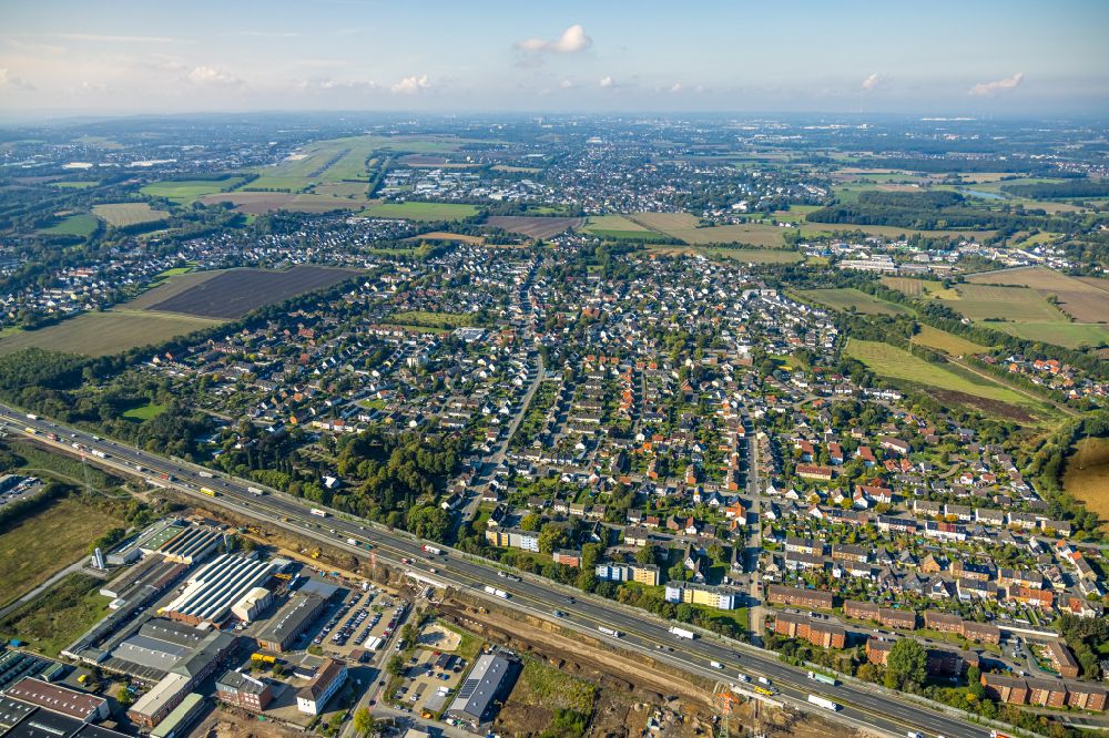 Unna from the bird's eye view: Town View of the streets and houses of the residential areas on street A1 in the district Massen in Unna at Ruhrgebiet in the state North Rhine-Westphalia, Germany