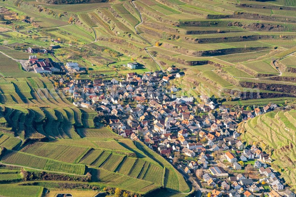 Aerial photograph Vogtsburg im Kaiserstuhl - Town View of the streets and houses of the residential areas in Vogtsburg im Kaiserstuhl in the state Baden-Wurttemberg, Germany