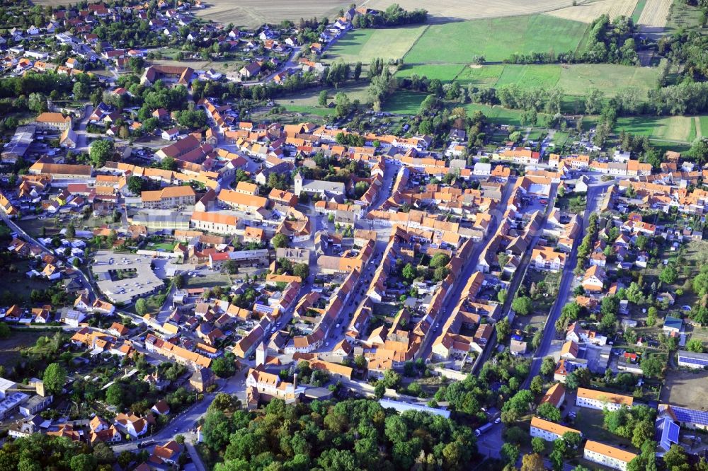 Wegeleben from the bird's eye view: Town View of the streets and houses of the residential areas in Wegeleben in the state Saxony-Anhalt, Germany