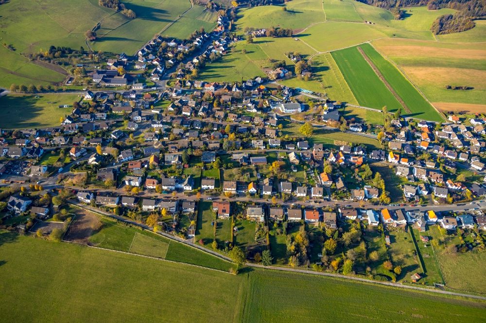 Wennigloh from the bird's eye view: Town View of the streets and houses of the residential areas in Wennigloh in the state North Rhine-Westphalia, Germany