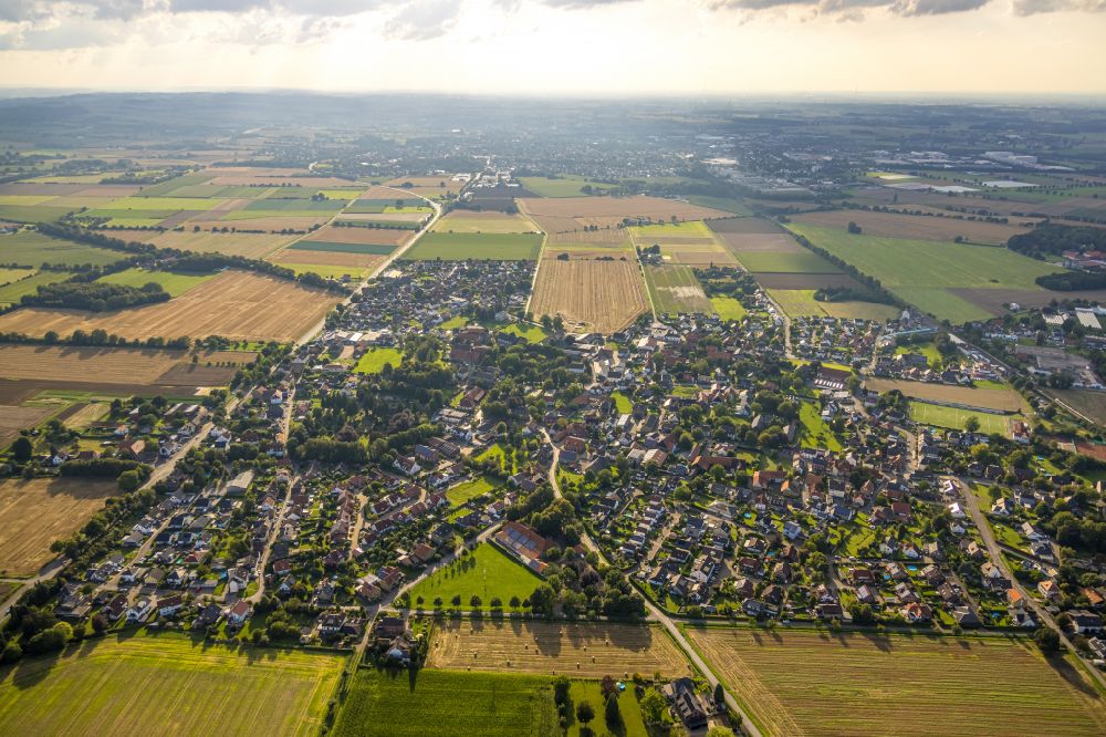 Aerial photograph Westönnen - Town View of the streets and houses of the residential areas in Westoennen at Ruhrgebiet in the state North Rhine-Westphalia, Germany