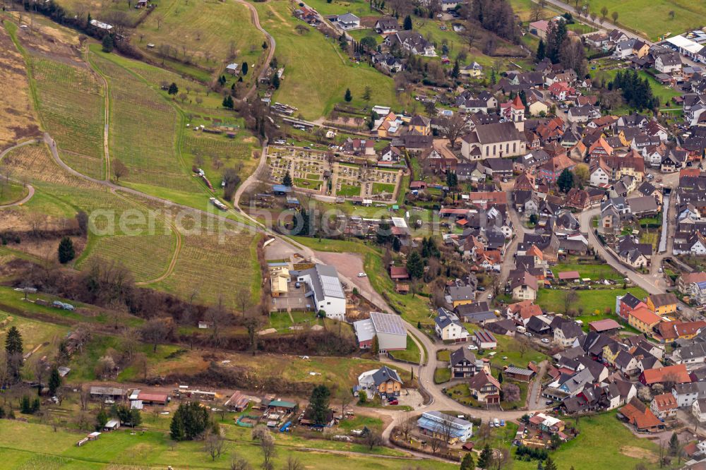 Aerial photograph Münchweier - Town center on the edge of vineyards and wineries in the wine-growing area on street Hauptstrasse in Muenchweier in the state Baden-Wuerttemberg, Germany