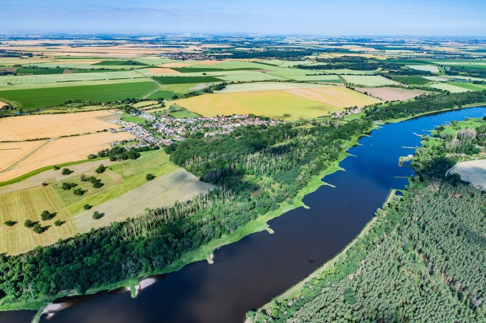 Aerial photograph Breitenhagen - Town on the banks of the river Elbe in Breitenhagen in the state Saxony-Anhalt, Germany
